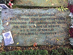 Grabplatte Manfred von Richthofens auf Familiengrab in Wiesbaden (2016)