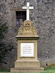 Auf dem Deutsch-Französischen Soldatenfriedhof 1870/71 stehendes Denkmal, auf welchem steht: "Hier ruht Botho v. Kitzingen Lt. i. Kaiser Franz Garde-Gren. Rgt. Gef. am 18. August 1870