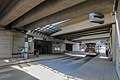 Überdachte Stadtbushaltestelle unter den Gleisen