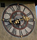 Es ist 14:40 Uhr: Länger ist der Stundenzeiger, der kürzere Minutenzeiger samt Viertelstundenskala kam erst später dazu.