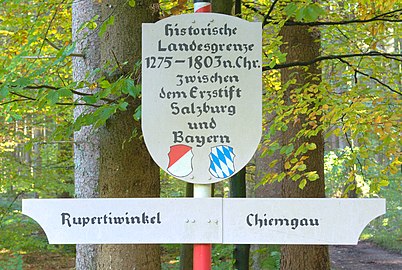 Hinweistafel auf historischen Grenzverlauf zwischen Erzstift Salzburg und Bayern