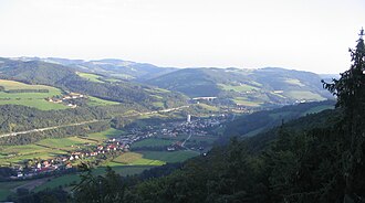 Blick über Grimmenstein und in die Bucklige Welt nach Südosten; am Hang von links geradlinig bis zur Bildmitte die Südautobahn