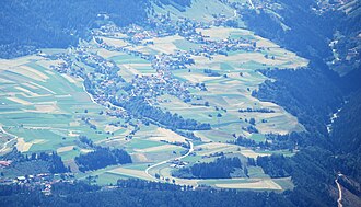 Grinzens von Nordosten, rechts das Sellraintal