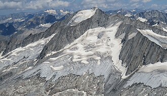 Großer Möseler (mittig) von Südwesten (Gletscherstand Juli 2022) mit Furtschaglkees (links) und Schlegeiskees (mittig bis rechtes), rechts im Hintergrund der Turnerkamp, links hinten die Reichenspitzgruppe