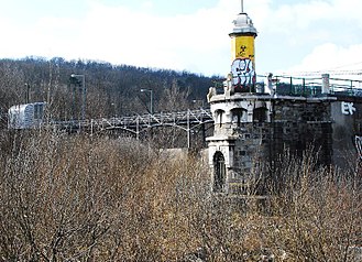 Turmgeschmücktes Endbauwerk