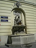 Wandzierbrunnen Knabe mit Delfin links