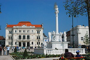 Hauptplatz mit Bezirkshauptmannschaft und Pest-/Dreifaltigkeitssäule