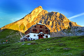 Guttenberghaus mit dem Hausberg Eselstein im Hintergrund