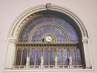 2002 Ostbahnhof, 2 Statuen neu gestaltet
