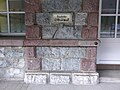 Das rote Gestein ist auch am Aufnahmsgebäude in Langen am Arlberg verwendet worden.