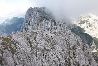 Blick vom Gipfel des Westlichen Hackenkopf zum Mittleren (Mitte) und Östlichen Hackenkopf