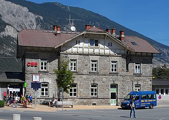 Das Aufnahmsgebäude mit dem Bahnhofsplatz