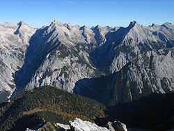 Der Mittelteil der Hinterautal-Vomper-Kette von der Östlichen Ödkarspitze bis zur Laliderer Spitze von Süden