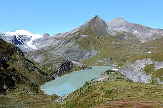 Der Stausee Margaritze. Dahinter v. l. n. r. Johannisberg, Freiwandkopf, Sinwelleck.