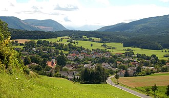 Blick auf Hernstein vom Ortsteil Aigen