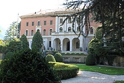 Herzogspalast mit Nebengebäuden und Park