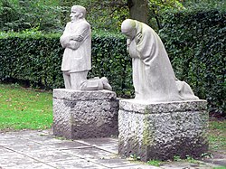 Trauernde Eltern, 1914–1932, Mahnmal für den Sohn Peter, Aufstellung auf dem Soldatenfriedhof in Vladslo, Flandern