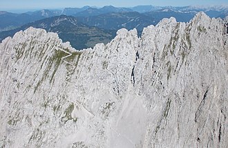 Hintere (links) und Vordere Goinger Halt (rechts) von Westen. Der Steig vom Ellmauer Tor auf die Hintere Goinger Halt ist gut erkennbar