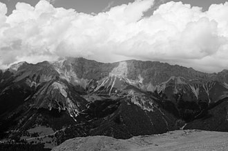 Der Hinterreintalschrofen gesehen vom westlichen Gipfelbereich der Hohen Munde. Links in Wolken der Hochwanner.