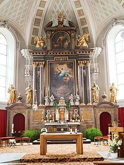 Der Hochaltar mit der Himmelfahrt Mariens