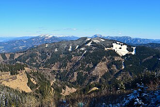 Blick vom Roßeck nach Nordosten. Die Alm mit dem Hochangerschutzhaus ist hinter dem höheren Dürreck verborgen.