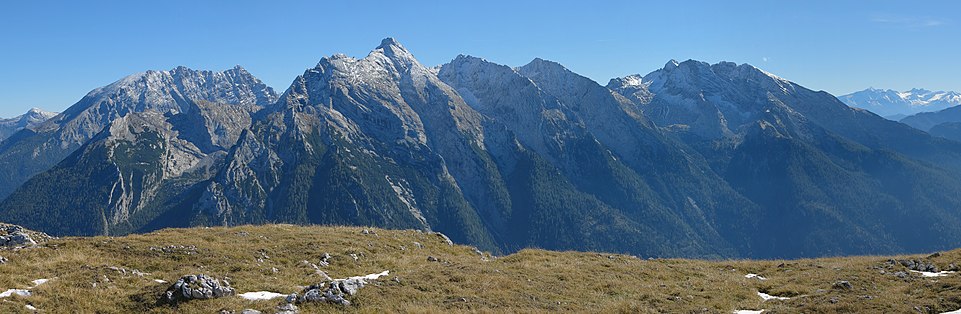 Ansicht von Nordwesten: Blick von der Reiter Alm auf das Hochkaltergebirge, links im Bild außerdem Kahlersberg und Watzmann sowie ganz rechts die Glocknergruppe