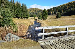 Holzbrücke über die Gurk auf der Messaneggeralm im Hochrindlgebiet