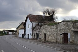 Gugl, Brucker Straße in Höflein (Höflein (Niederösterreich))