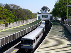 Die Wiener U-Bahn benutzt teilweise die alten Trassen der Stadtbahn, wie hier bei Hietzing