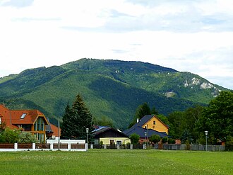 Hohe Mandling (967 m) mit dem oberen Teil der Süßwände,
aufgenommen im Raimundviertel in Pernitz