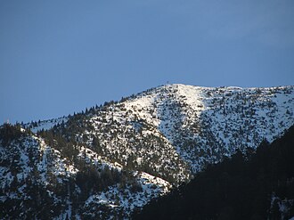 Der Hohe Fraßen aus der Sicht von Nüziders. Links die Fahne der Fraßenhütte.
