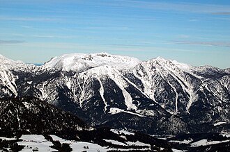 Südwestseite. Hoher Nock (1963&nbsp;m) mittig, davor Hagler (1669&nbsp;m) und rechts Gamsplan (1902&nbsp;m).