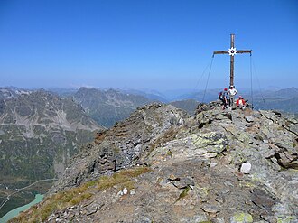 Gipfel mit Silvretta-Stausee (links unten)