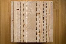 Holz100 Wandmuster, der schichtweise Aufbau des Wandelements ist zu sehen.