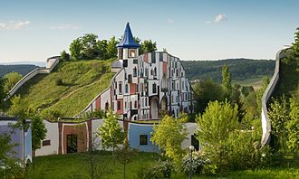 Das Hügelwiesenland Rogner Bad Blumau in der Steiermark (Österreich)