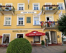 Fassade des Kurhotels „Tři lilie“ (Drei Lilien) in Františkovy Lázně (Franzensbad)