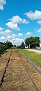 Ehemalige Bahnhaltestelle Rafing am 14. Juli 2024. Die Bahnsteigkante ist ganzjährig noch gut erkennbar.
