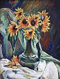 Stillleben mit Vase, Sonnenblumen und weißer Decke (1924)