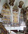 Der Chorbereich mit Fresken