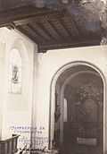Kirchenraum unmittelbar nach dem Umbau mit expressionistischen Zackenfries rund um den Triumphbogen.