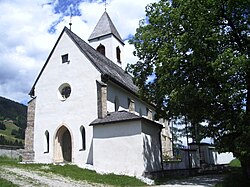 Pfarrkirche St. Magdalena mit Friedhofskapelle und Friedhof