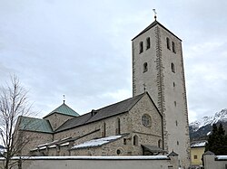 Stiftskirche St. Candidus und St. Korbinian mit Friedhof