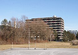 Hinter einem Vorplatz liegt ein großes Gebäude, das Viktor-Franz-Hess-Haus. Am Dach ist die Kuppel einer Sternwarte zu sehen.