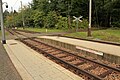 Beidseitiger Bahnsteig und Bahnübergang im Stationsbereich