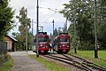 Zugkreuzung mit Fahrerwechsel, der Zug links hat die Türen beidseitig geöffnet