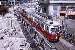 Baugruben der Wiener U-Bahn 1970, Linie 167 auf Stelzen: Karlsplatz, Blick in Richtung Staatsoper
