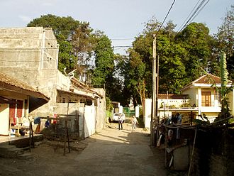 Jalan Jayagiri III (3. Jayagiri-Straße).Im Hintergrund das Grabmal