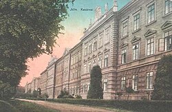 Infanterie-Kaserne in Jitschin (Gebäude 2009 noch existent, inzwischen abgebrochen)Koordinate 50° 26′ 28″ N, 15° 21′ 40″ O50.44111111111115.361111111111