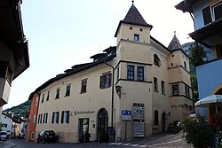 Julius-von-Payr-Straße 6–8