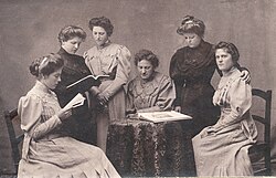 Frauen der Künstlerfamilien: Gisela Moroder Vallazza, Maria Moroder Schmalzl, Filomena Moroder, Adele Moroder, Carlina Moroder Scurcià und Aurelia Moroder Langer 1908